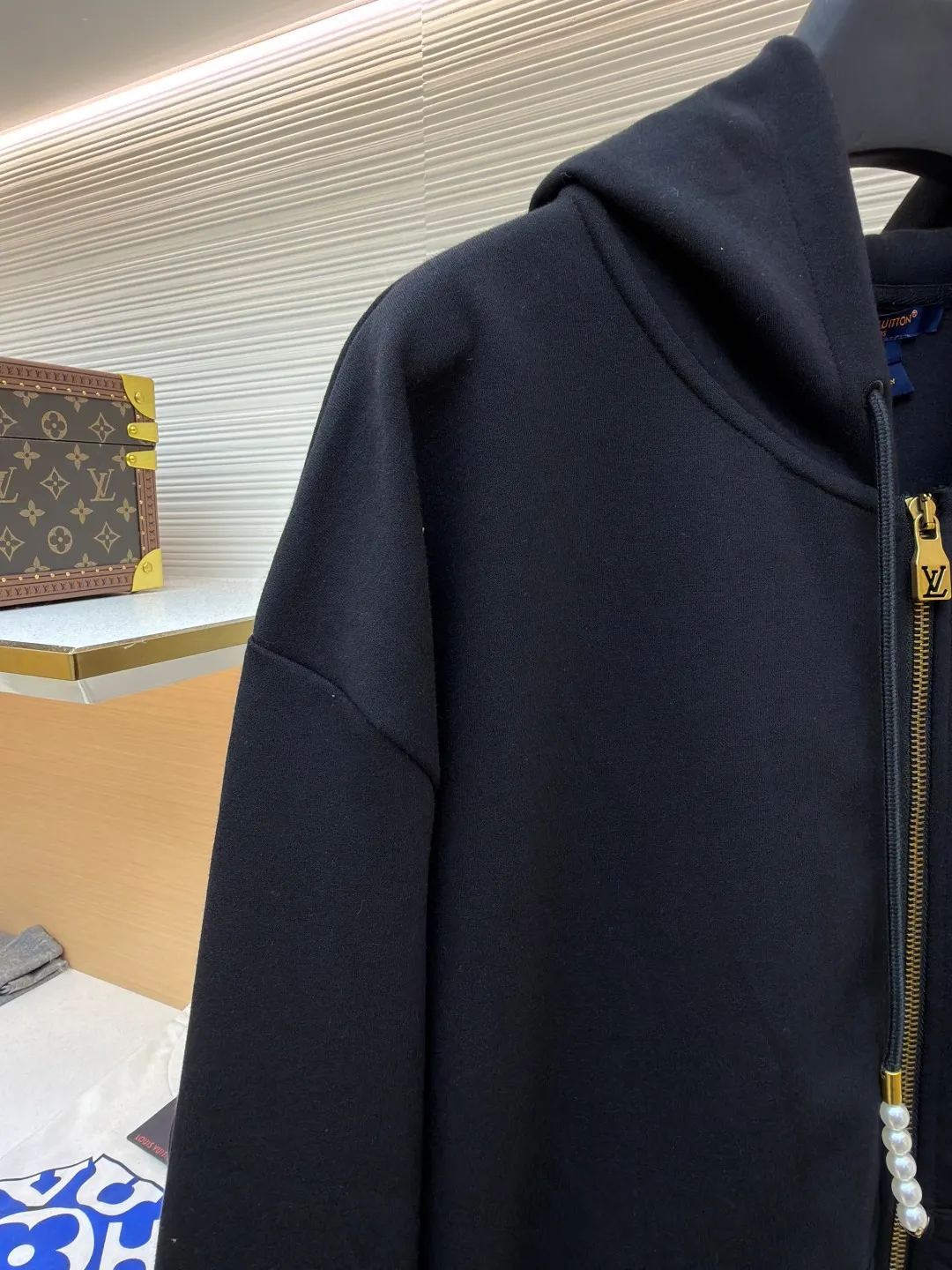 LOUIS VUITTON Pearl Pendant Zipper Jacket ●Original version: Purchased and developed for 10999 ●Item number: 1682253-B60 ●Fabric: wool blended fabric ●Technology: knitted embroidery production ●Color: black ●Version: fitted version ●Weight: about 715 grams ●Size: S-M-L-XL ●Description: This Louis Vuitton black hooded zipper sweatshirt is made of high-weight pure cotton waffle fabric. The fabric has been combed and singed, with a uniform and fine surface texture. It is also treated with anti-pilling and pre-shrunk, making it soft to the touch and not easily deformed after long-term wear. The brand logo on the left side of the body adopts the same color dark pattern embossing process and is hot-pressed through a temperature-controlled mold. The pattern is low-key and has a strong three-dimensional effect. The drawstring is embellished with custom-made pearl decorations, which are fixed by hand-beading. The surface of the pearls is polished to have a good luster and will not fall off easily. The metal zipper is made of gold-plated brass and has been treated with antioxidant treatment. The chain head is engraved with the brand's classic logo, making it smooth and wear-resistant. The ribs on the cuffs and hem are made of spandex blended material, which has excellent resilience and is not easy to loosen. The overall design is cut with loose shoulders, combined with double-needle hemming and seamless splicing technology. The stitching is fine and flat, which not only ensures comfort, but also shows the exquisite craftsmanship and brand texture of high-end garments. The overall wiring is straight and delicate, the fabric is comfortable and soft, and the color is consistent without color difference. It can be matched with the same style to create a fashionable look and control various occasions. Customized accessories, complete with three standards, same style for men and women!
